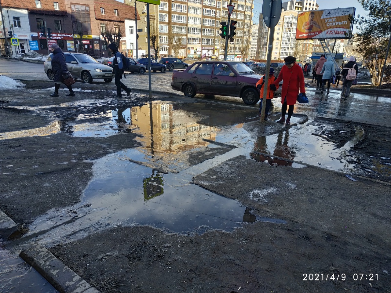 УДПИ: кировские тротуары остаются грязными из-за высоких газонов