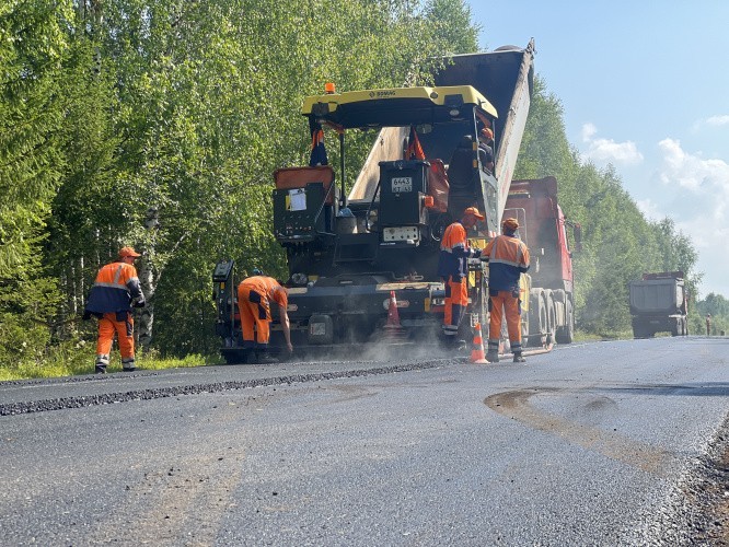 На дороге Плотники – Вожгалы – Богородское – Уни укладывают асфальт