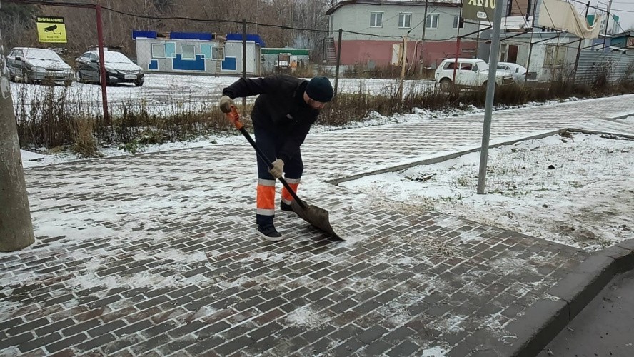 Сегодня из-за похолодания на улицах Кирова распределили 65 тонн реагентов