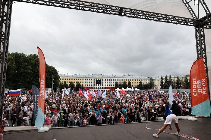 В День физкультурника на массовую зарядку вышли более 5 тысяч кировчан