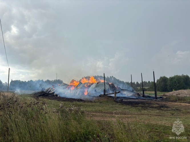 В Слободском районе из-за грозы загорелся сенной склад