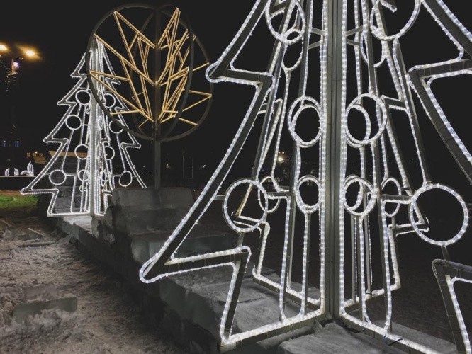 В Ленинском районе Кирова установят 5 искусственных новогодних елей