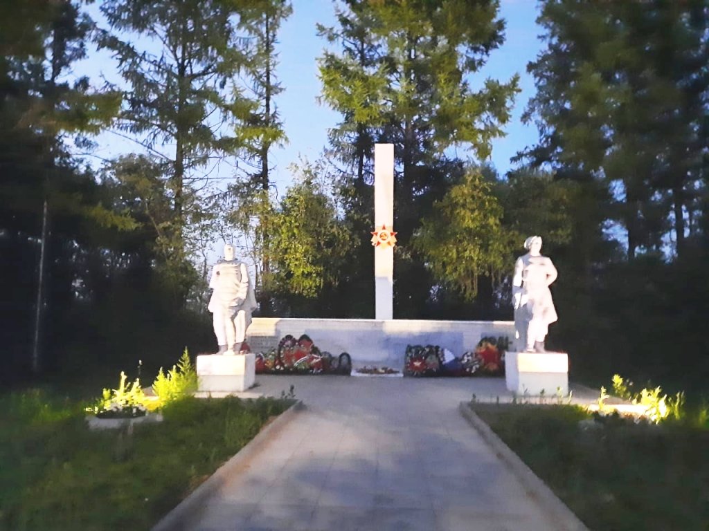 П свеча кировская область. Памятник воинам землякам в деревне. Памятник пгт свеча.