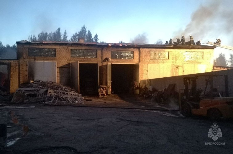 Ночью в Кирове загорелись гаражи с грузовыми машинами и прицепами