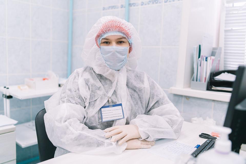 Новости от «Бизнес новостей» Фельдшер, работающая с больными коронавирусом, рассказала, как проходит ее о рабочий день