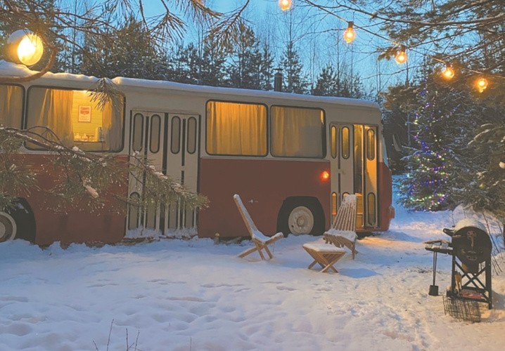Стартап: в Кирове из ржавого автобуса создали туристический бизнес в ретро-стиле