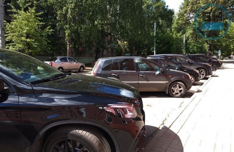 Симаков хочет пересадить чиновников с «Тойоты Камри» на «Ладу Гранту»