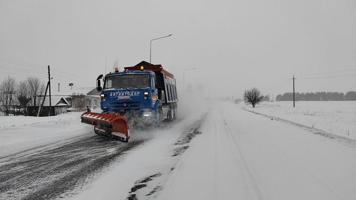 Дорожники Кировской области устраняют последствия сильнейшего снегопада