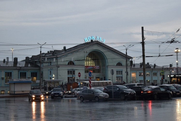 В Кирове могут организовать платную парковку на Привокзальной площади