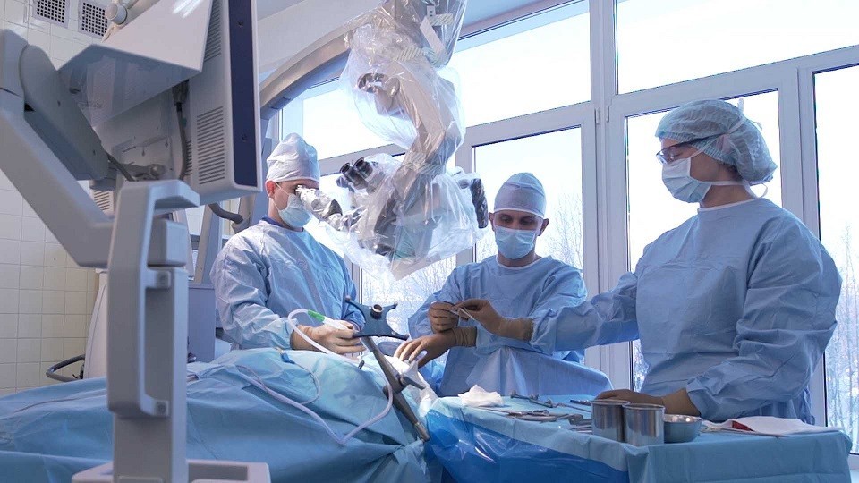 За год в Кировской областной клинической больнице нейрохирурги провели более 900 высокотехнологичных операций