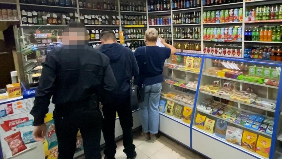 В Кирове провели ночной рейд по «алкоточкам» В Кирове провели ночной рейд по «алкоточкам»