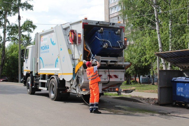 В новом сезоне регоператор продолжит обслуживать кировские мусорные площадки современной спецтехникой