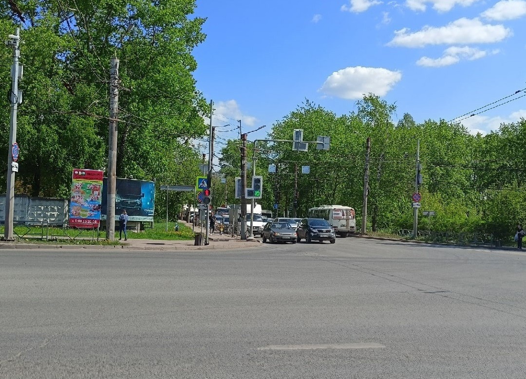 У чиновников и ГИБДД разошлись мнения по поводу «бело-лунных» секций светофора на Щорса-Производственной У чиновников и ГИБДД разошлись мнения по поводу «бело-лунных» секций светофора на Щорса-Производственной