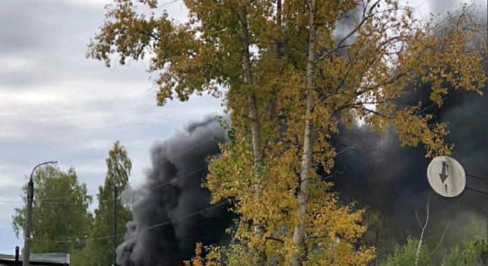 В Котельниче от бывшей нефтебазы идет черный дым