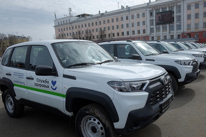 В райбольницы Кировской области отправились 28 новых полноприводных машин Niva Travel