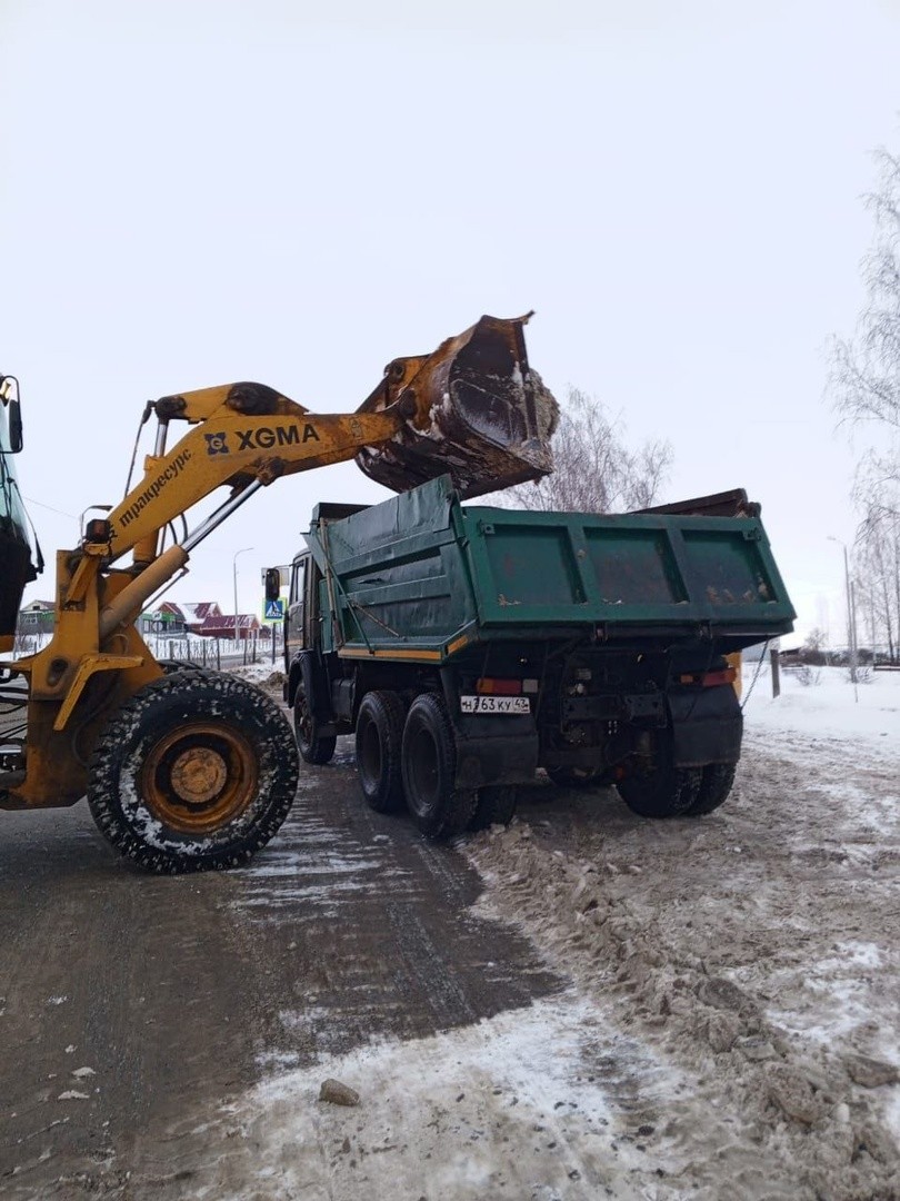 В Кировской области работы по содержанию дорог ведутся круглосуточно |  27.12.2023 | Киров - БезФормата