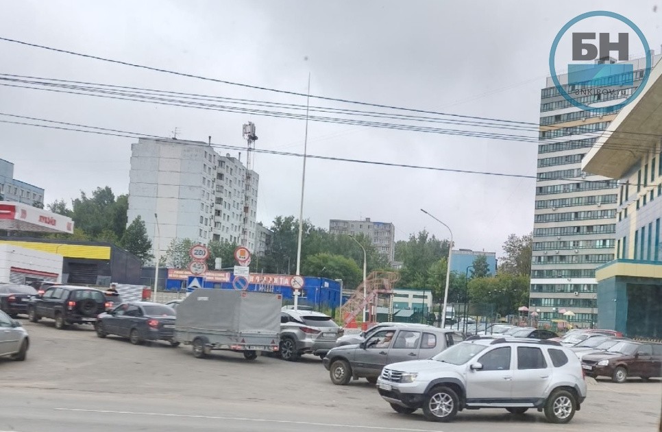 В Кирове с утра работают 15 автозаправочных станций В Кирове с утра работают 15 автозаправочных станций