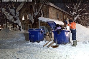 Регоператор объяснил, почему мусоровоз вывозит не все отходы