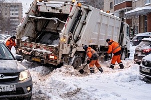 Регоператор объяснил, почему мусоровозу тяжело проехать в заснеженный двор
