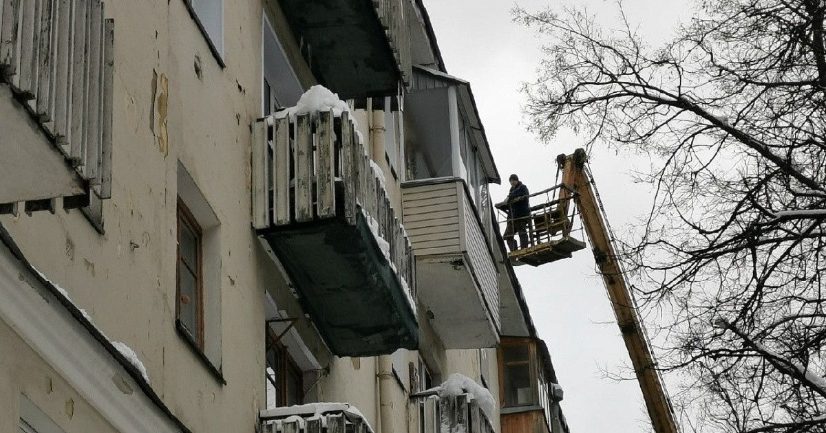 Нарушение 40 60. Крыша многоэтажного дома. Русский двор. Дом в городе. Многоквартирный дом в г. зиме.