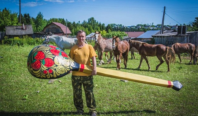 Как многодетный отец из Нолинска создает мебель и вдохновляет детей