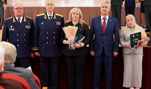 Александр Бастрыкин и Рахим Азимов вручили автомобили сотрудникам СК РФ