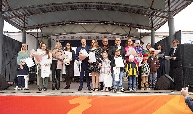 Молодые семьи в День молодежи получили сертификаты на новое жилье