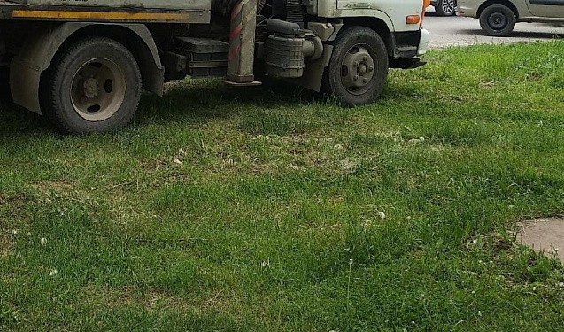 В Кировской области предложили ужесточить штрафы за парковку на газонах