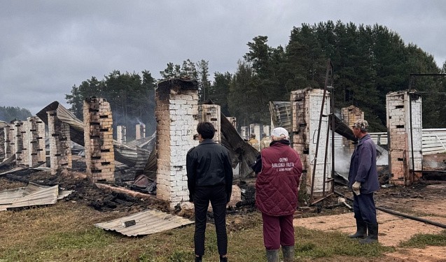Начать с уборки: ферму в Фаленском районе восстанавливают после пожара