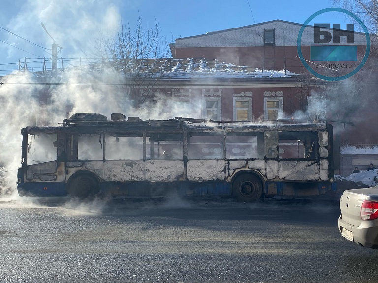 Троллейбус в центре Кирова загорелся из-за короткого замыкания Троллейбус в центре Кирова загорелся из-за короткого замыкания