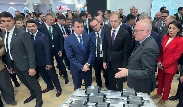 Денису Мантурову представили уникальную кировскую продукцию для высокоточных станков